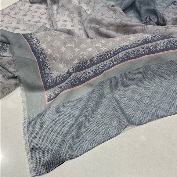 Louis Vuitton Cashmere Blue and Gray Patterned Scarf/Wrap - Picture 8 of 14